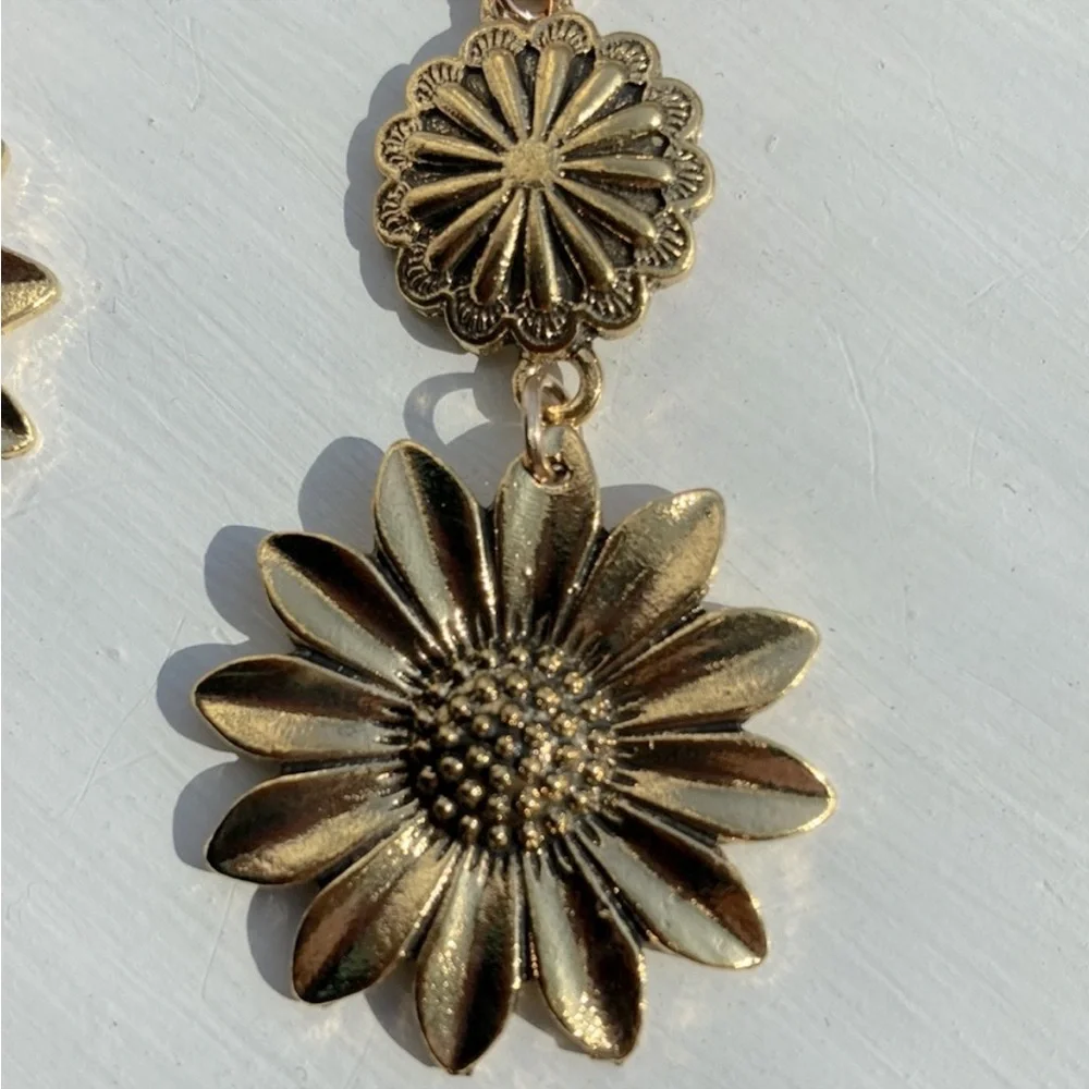Vintage Sunflower Design Dangle Pierced
Earrings Gold Tone Zinc Alloy NWOT - Picture 8 of 10